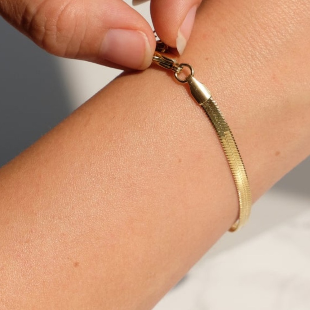 ✨Gold Herringbone Bracelet✨✨ - Picture 2 of 5